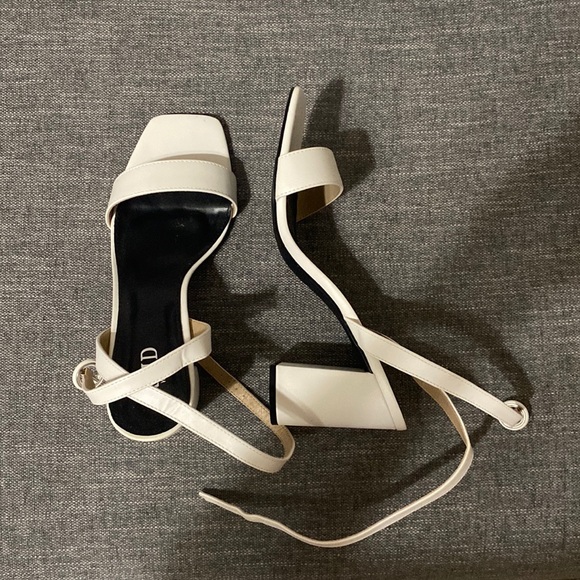 Wide fit 10 white block heeled sandals - Picture 2 of 3